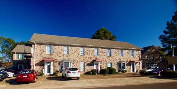 The Quadrangle: 5846 Ridgewood Rd, Jackson, MS 39211